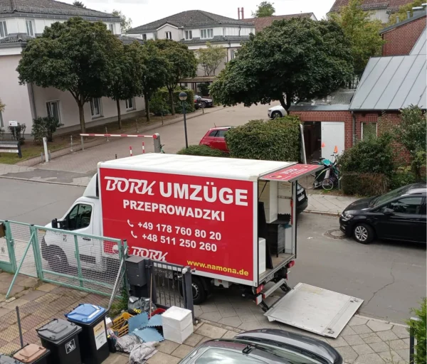 Bork Umzüge LKW von oben fotografiert beim Beladen in einer Wohnstraße