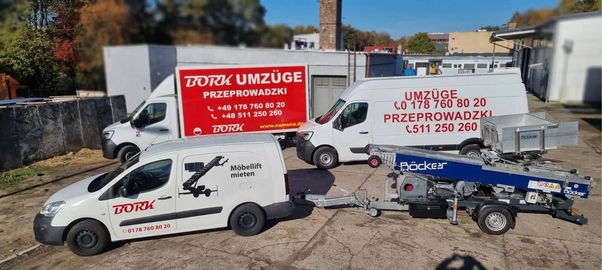 Bork Fuhrpark: LKW, Kastenwagen, Möbellift-Fahrzeug und Böcker-Anhänger auf einem Betriebshof