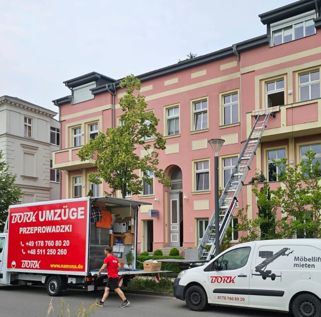 Bork Umzüge Umzugsunternehmen mit Moebellift vor Mehrfamilienhaus waehrend eines Wohnungsumzugs in Frankfurt Oder